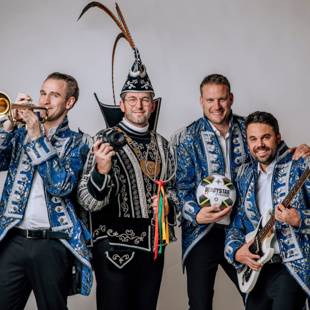 De Prins van CV de Puinesjödders met zijn adjudanten